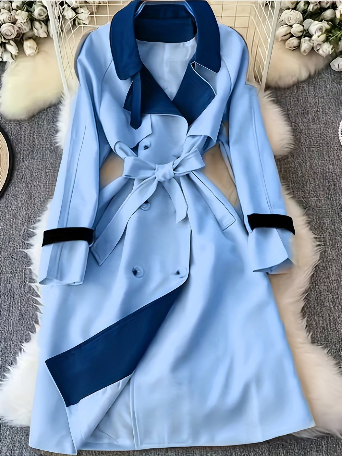 Dam Trenchcoat med Skärp, Kontrastfärgad Krage och Dubbel Knäppning