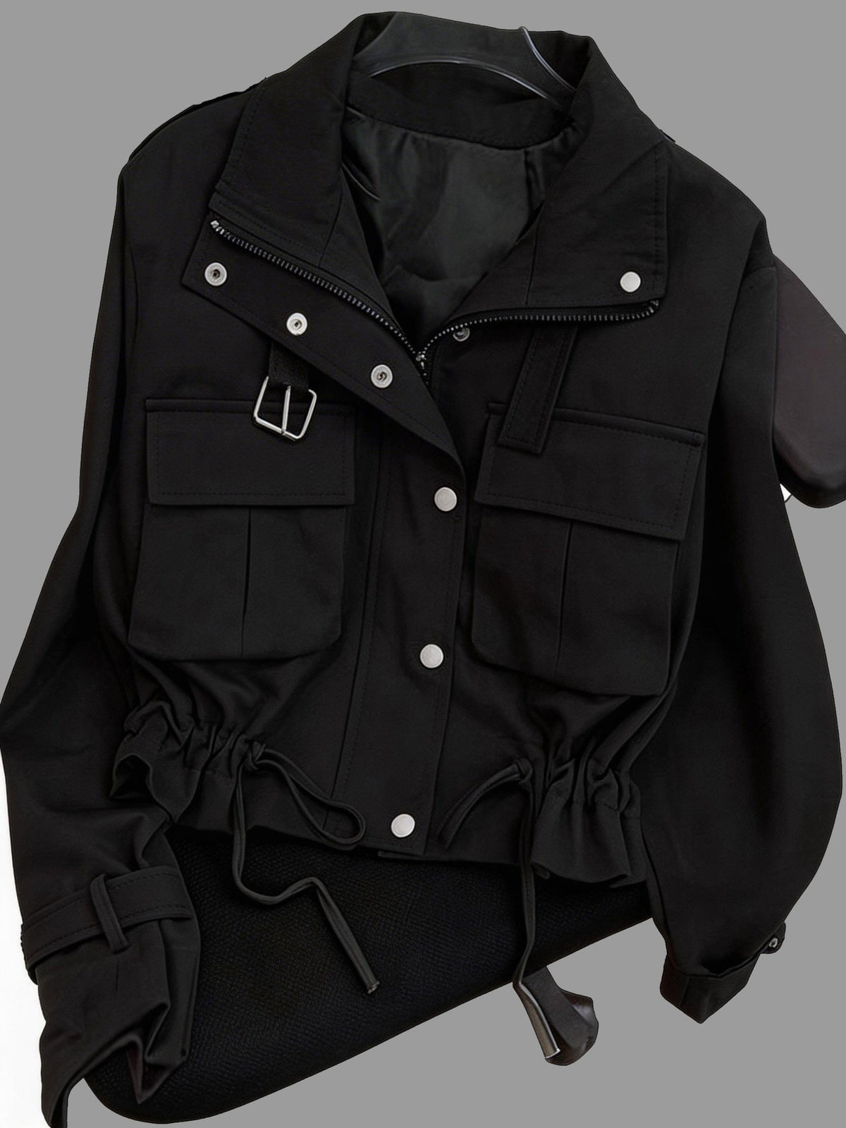 Dam kort jacka med krage och fickor, reglerbar midja, militärstil