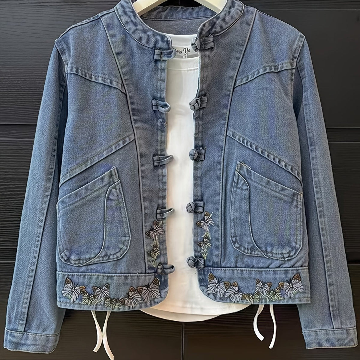 Jeansjacka med mandarinkrage och broderade fjärilar för dam