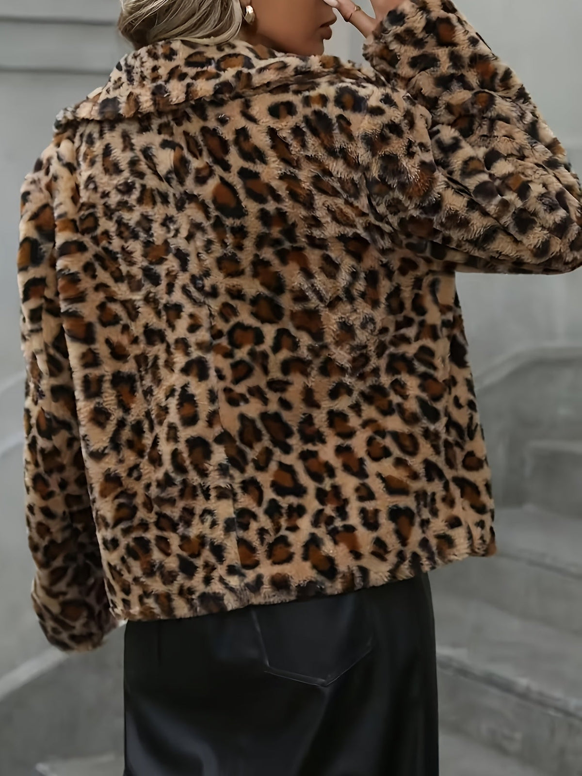 Leopardmönstrad damjacka i konstpäls med krage och långa ärmar