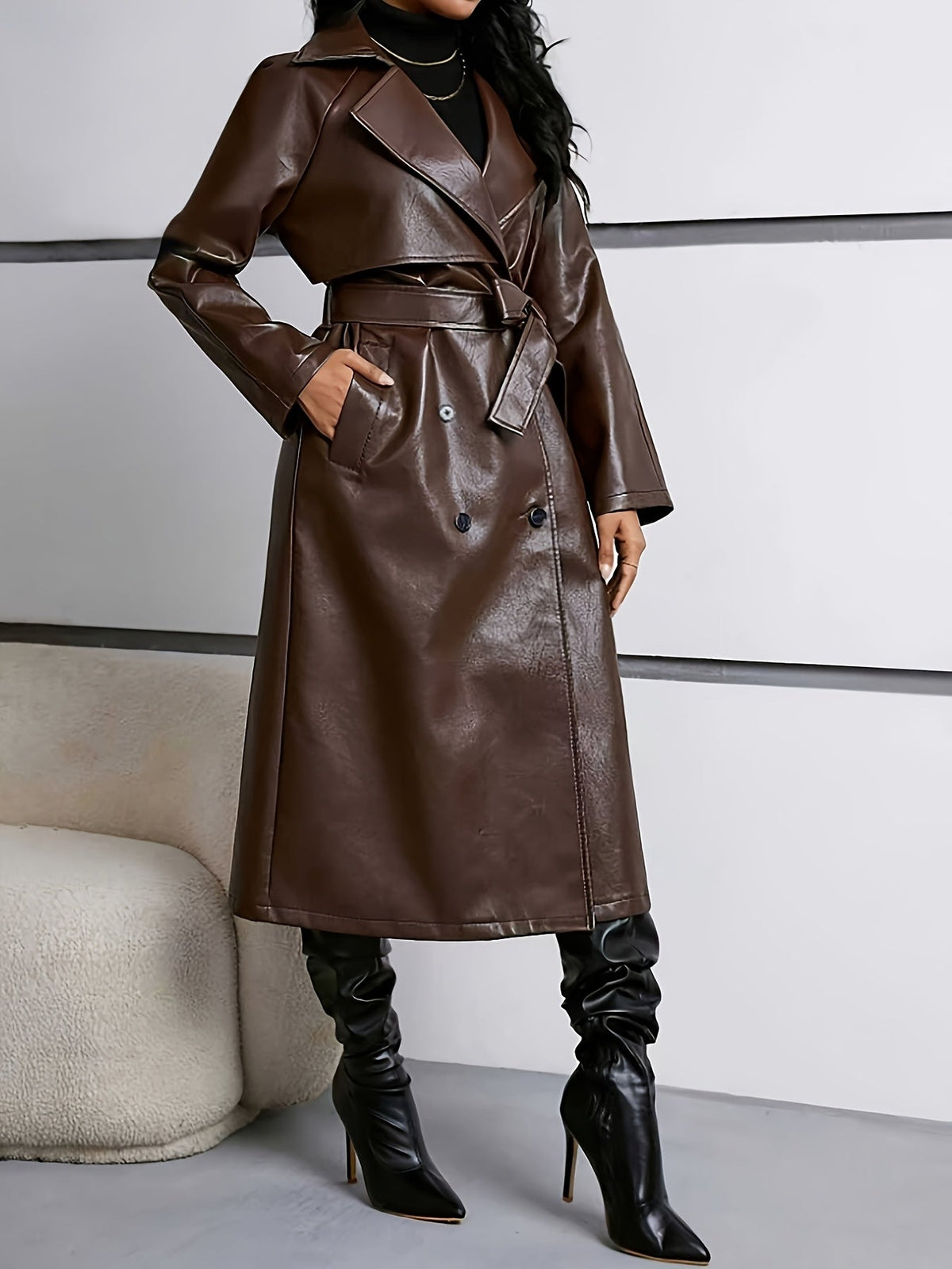 Brun lång trenchcoat i konstläder med skärp och dubbel knäppning