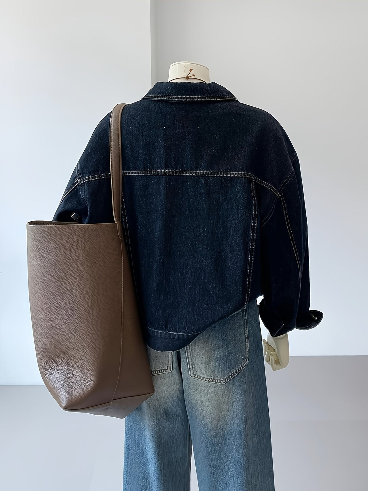 Dam jeansjacka, mörkblå med traditionell krage och fickor