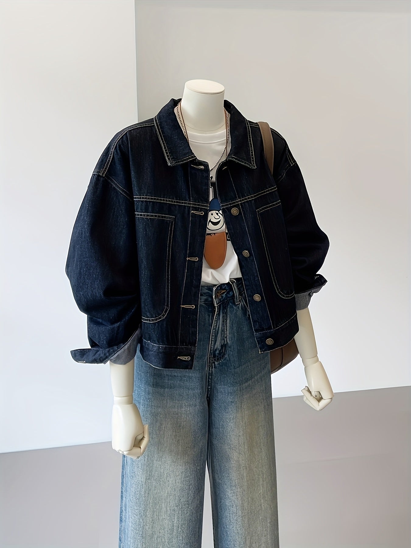 Dam jeansjacka, mörkblå med traditionell krage och fickor