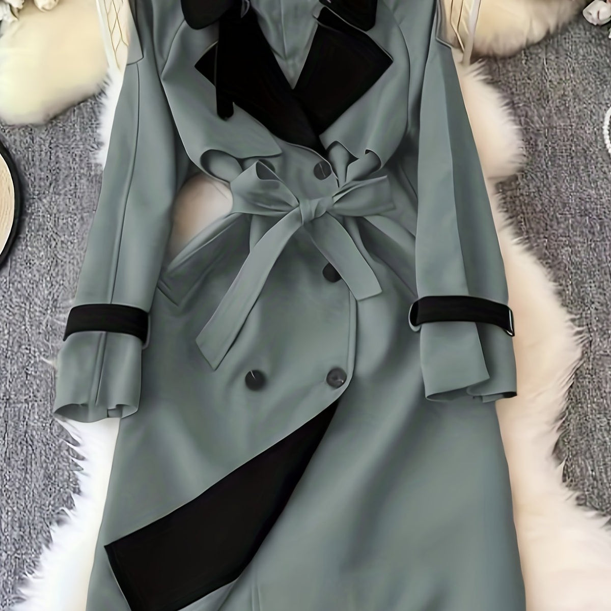 Dam Trenchcoat med Skärp, Kontrastfärgad Krage och Dubbel Knäppning