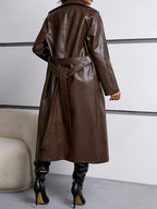 Brun lång trenchcoat i konstläder med skärp och dubbel knäppning