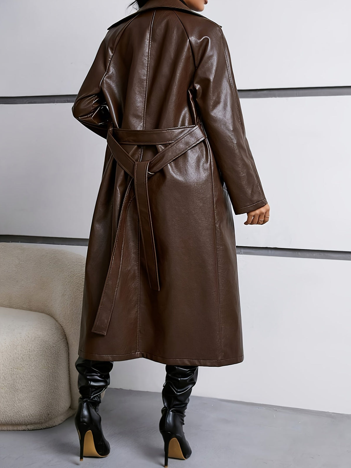 Brun lång trenchcoat i konstläder med skärp och dubbel knäppning