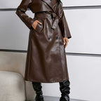 Brun lång trenchcoat i konstläder med skärp och dubbel knäppning