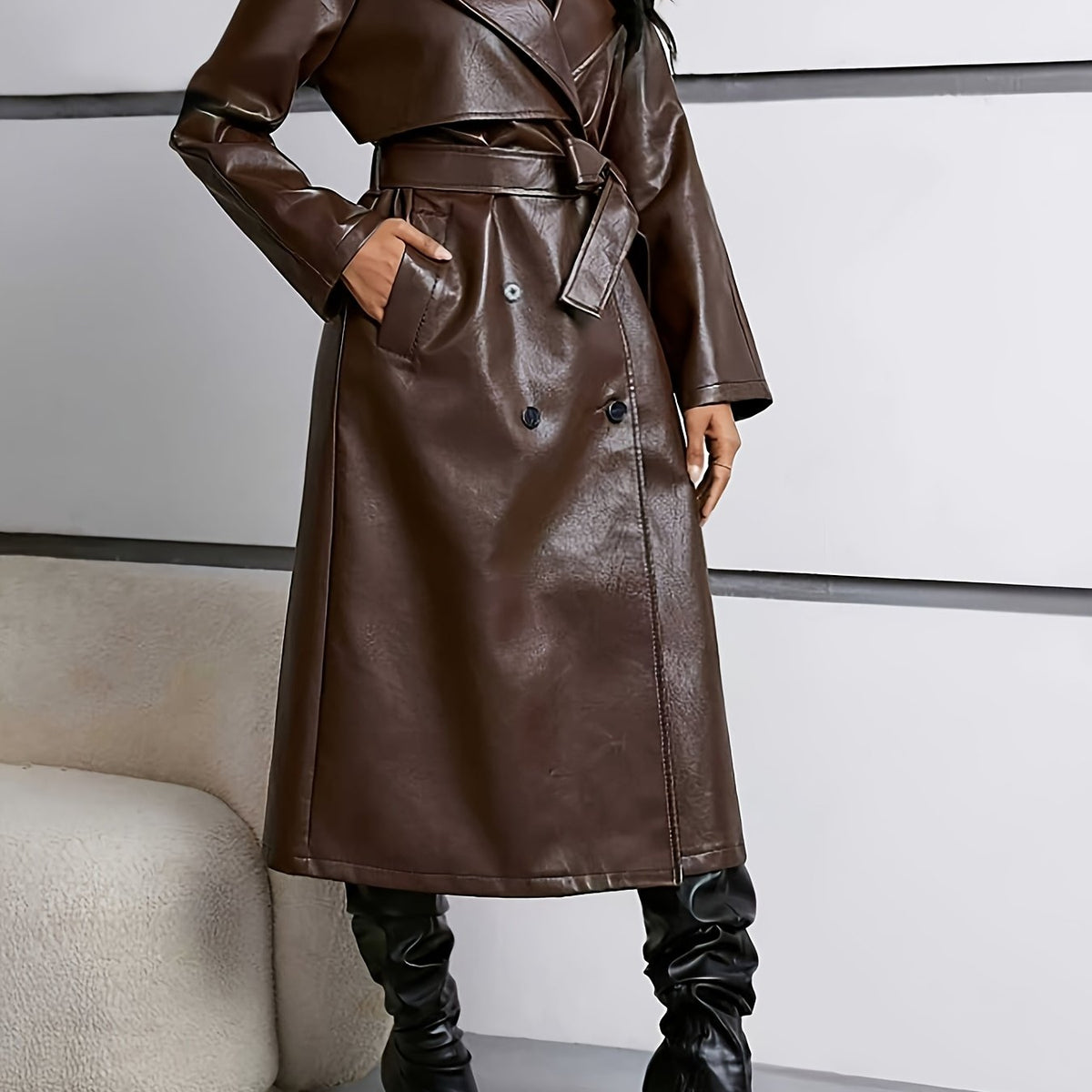 Brun lång trenchcoat i konstläder med skärp och dubbel knäppning