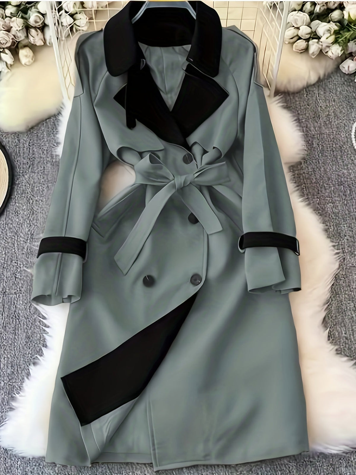 Dam Trenchcoat med Skärp, Kontrastfärgad Krage och Dubbel Knäppning