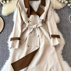 Dam Trenchcoat med Skärp, Kontrastfärgad Krage och Dubbel Knäppning