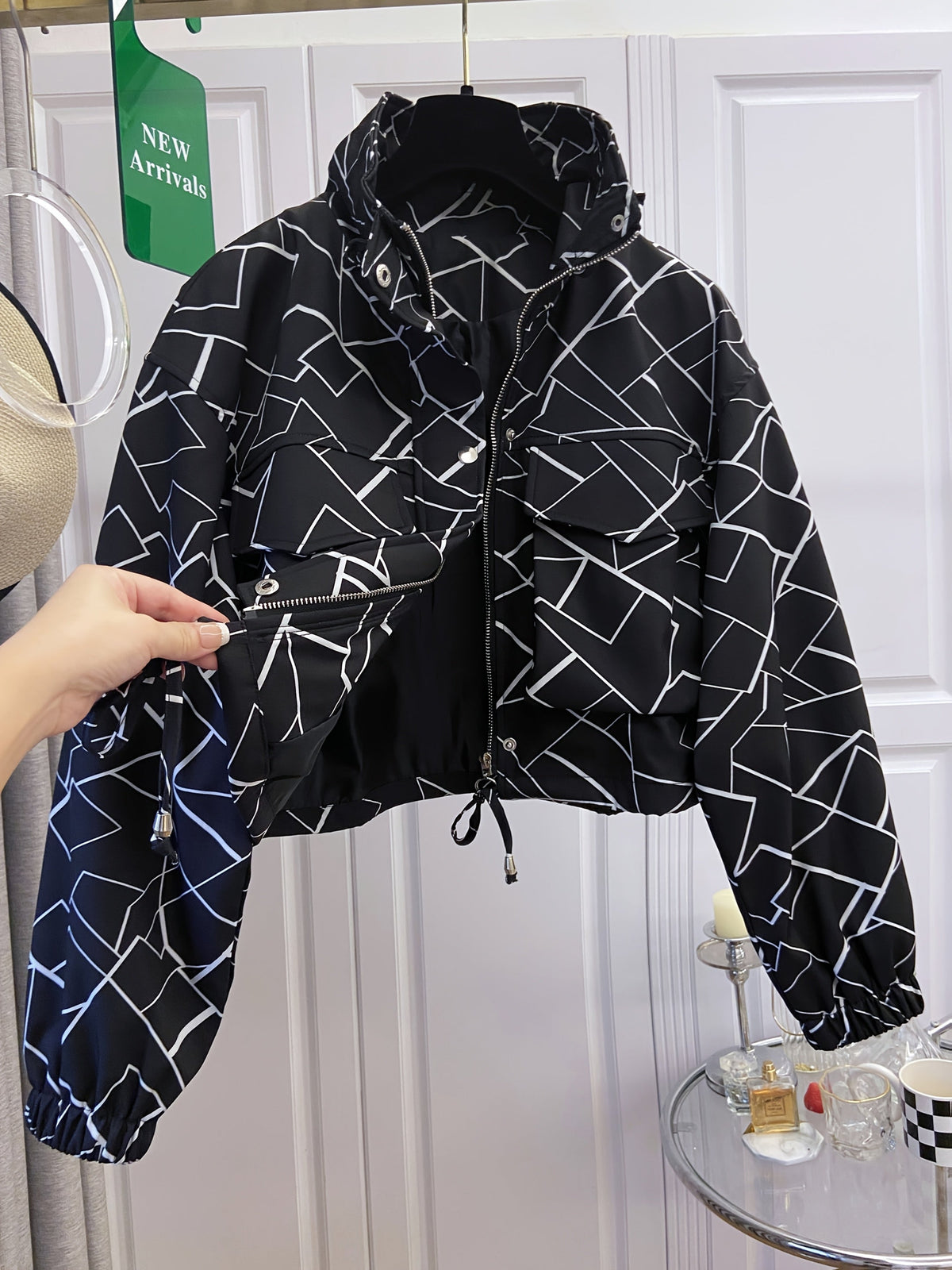 Damjacka kort modell med ståkrage och mönster, blixtlås, reglerbar midja