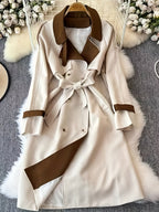 Dam Trenchcoat med Skärp, Kontrastfärgad Krage och Dubbel Knäppning