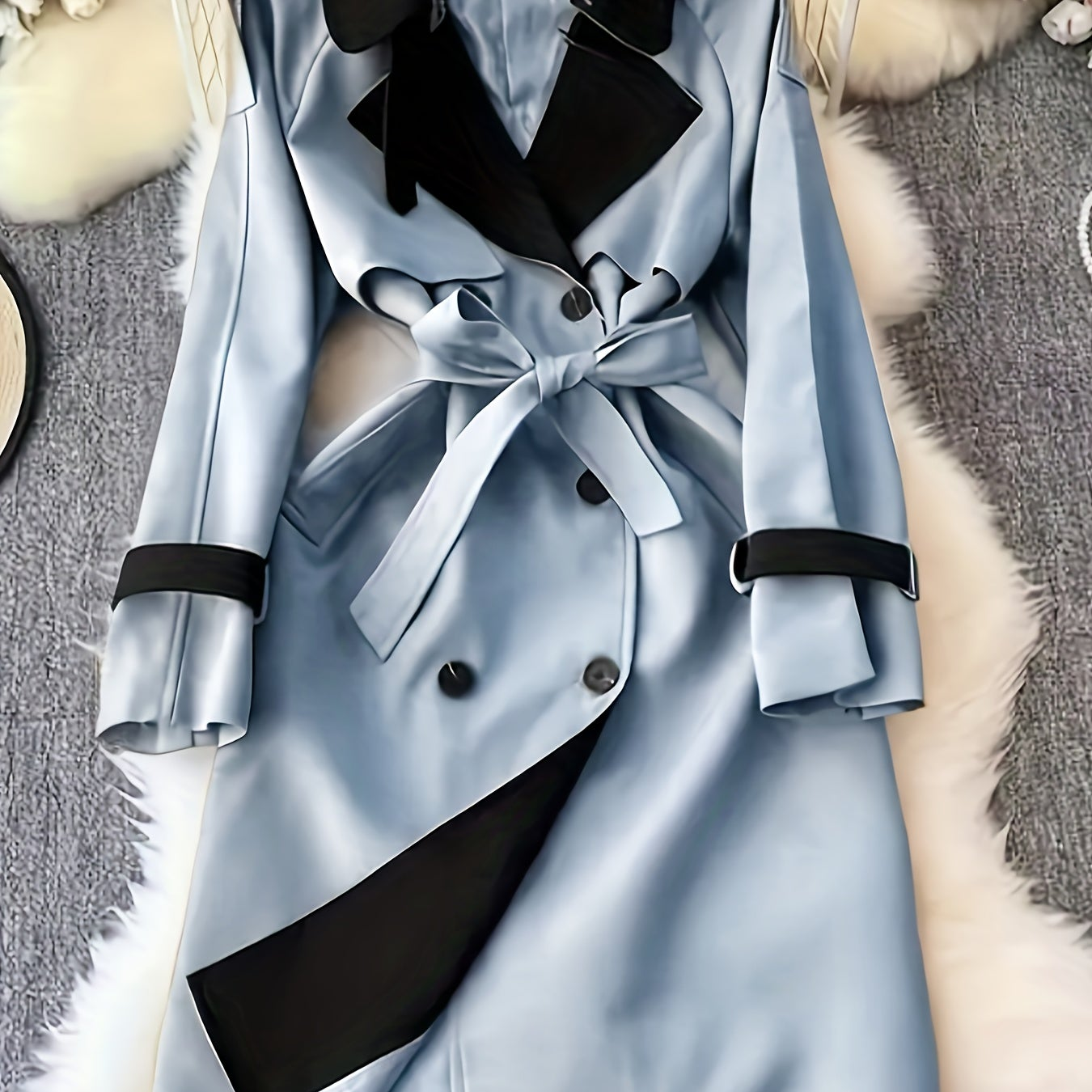 Dam Trenchcoat med Skärp, Kontrastfärgad Krage och Dubbel Knäppning