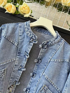 Jeansjacka med mandarinkrage och broderade fjärilar för dam
