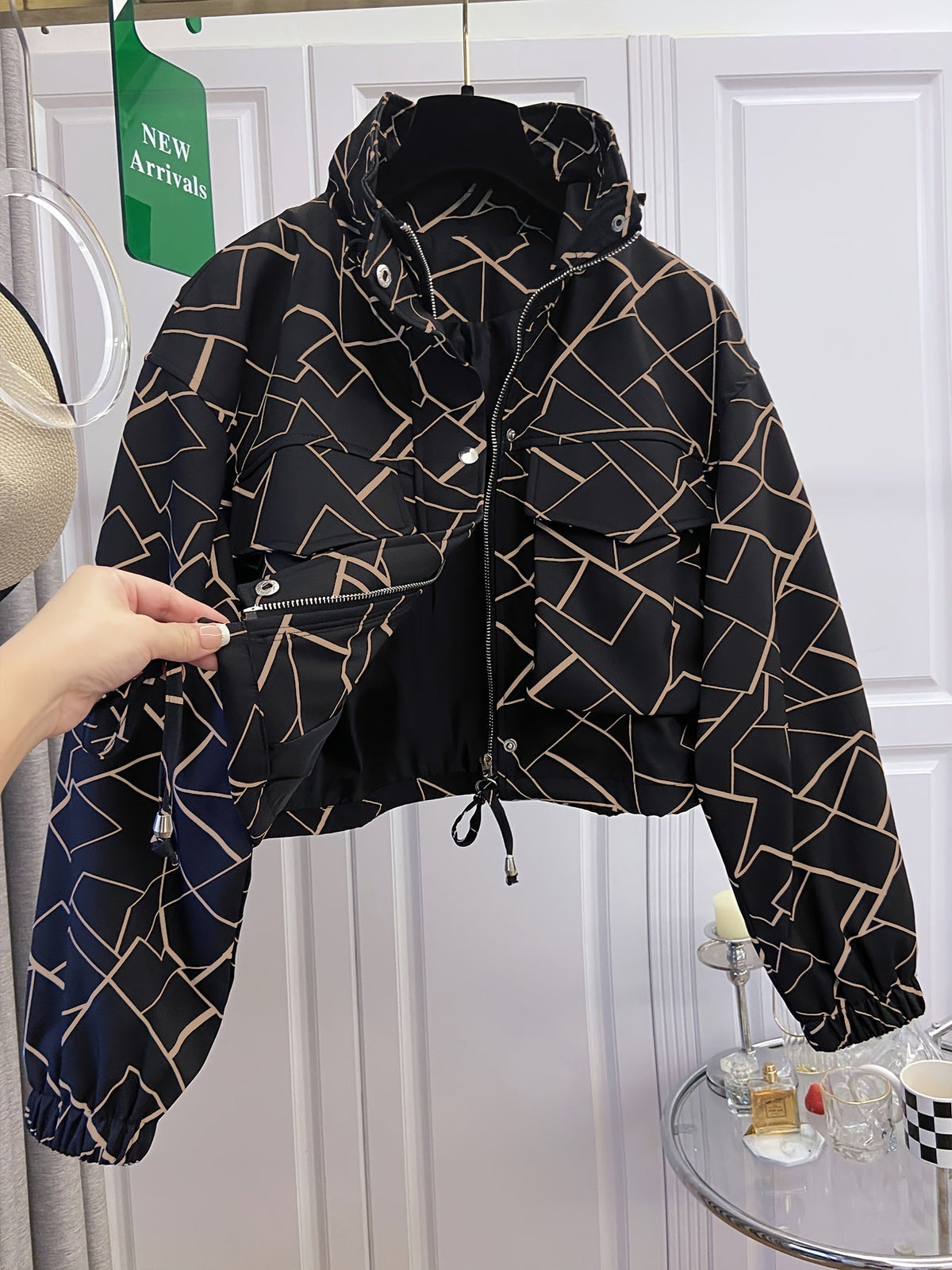Damjacka kort modell med ståkrage och mönster, blixtlås, reglerbar midja