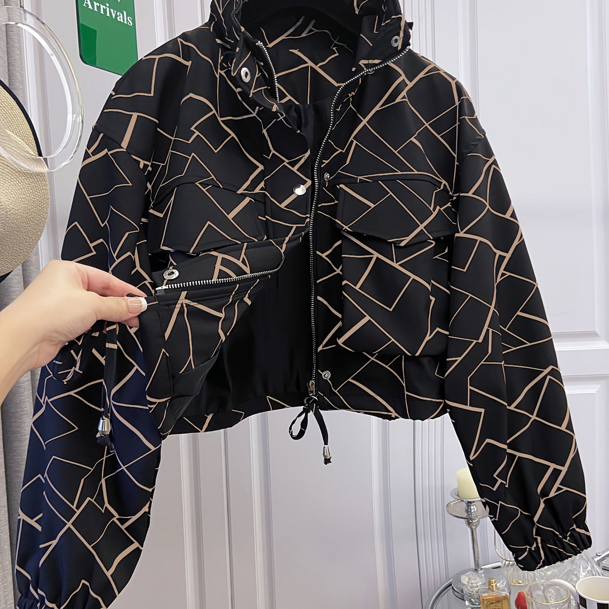 Damjacka kort modell med ståkrage och mönster, blixtlås, reglerbar midja